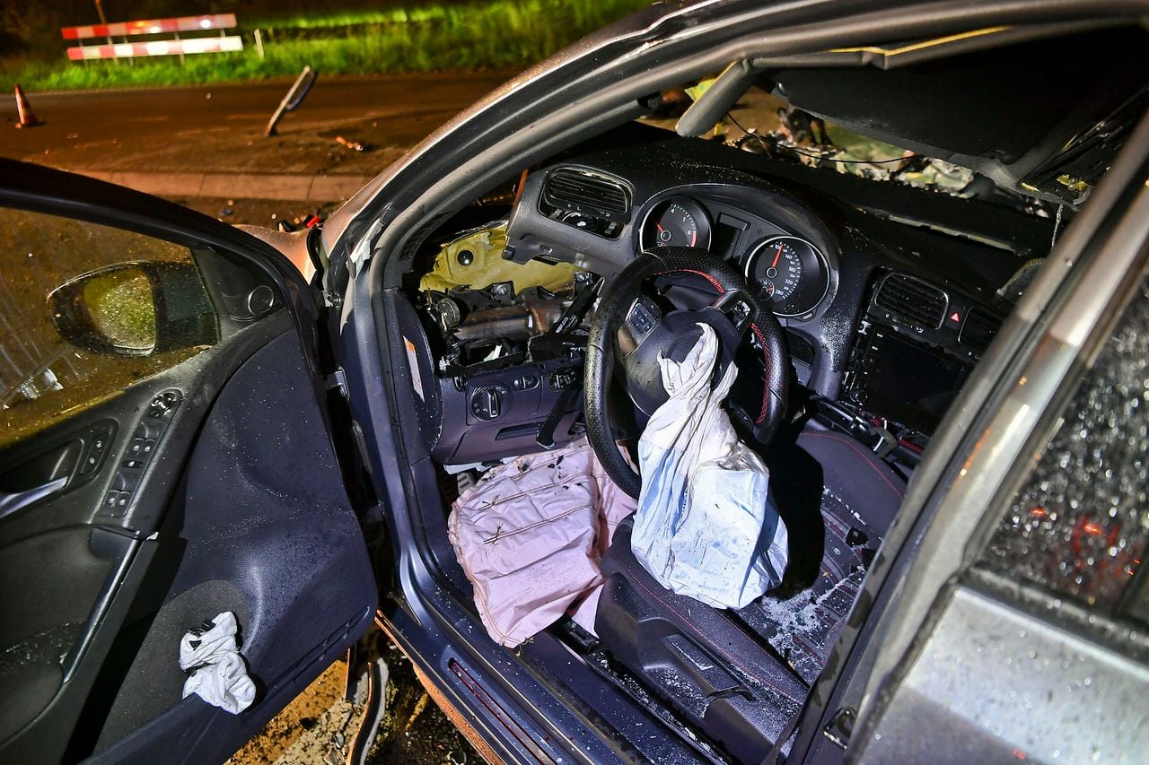 Hoe de automobilist met zijn auto op de vrachtwagen kon botsen, wordt onderzocht (foto: Rico Vogels/SQ Vision).