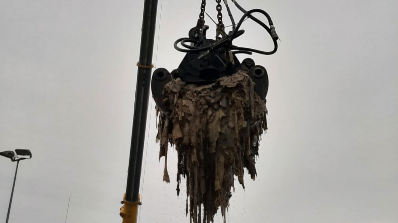 Vochtig toiletpapier in een van de waterzuiveringsinstallaties van waterschap Aa en Maas (foto: waterschap Aa en de Maas).