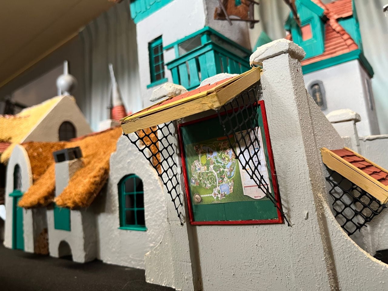 Zelfs de plattegrond is terug te vinden in Theo's mini-Efteling (foto: Eva de Schipper/Omroep Brabant).