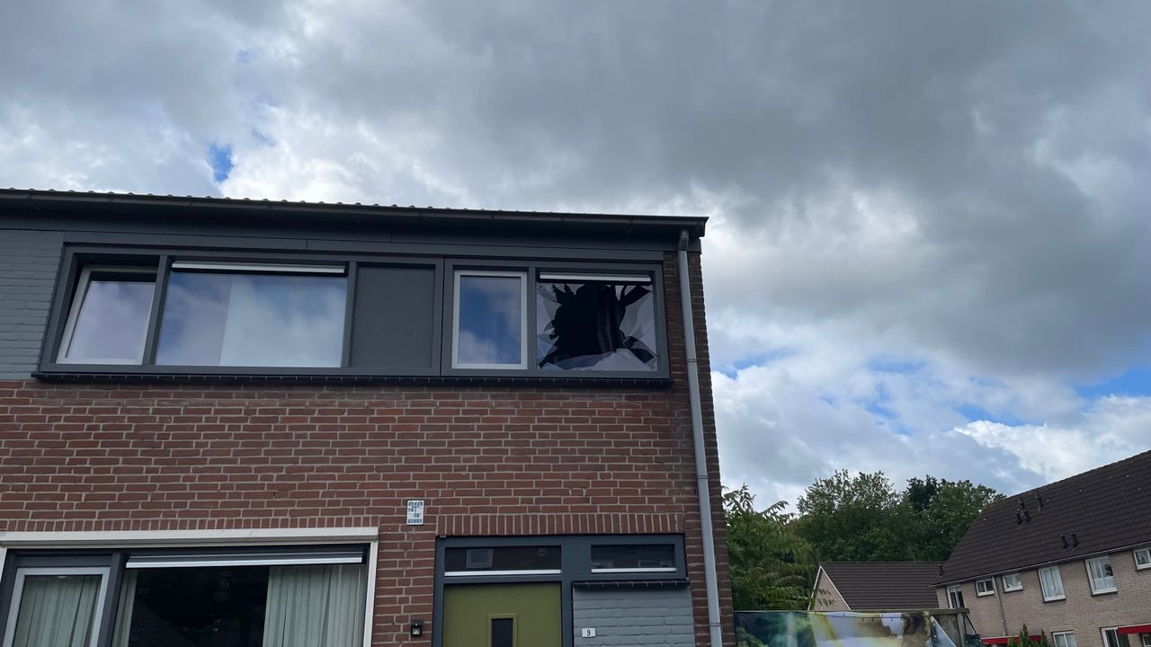 Bij een huis tegenover het huis waar de explosie plaatsvond, sneuvelde een ruit (foto: Rochelle Moes).