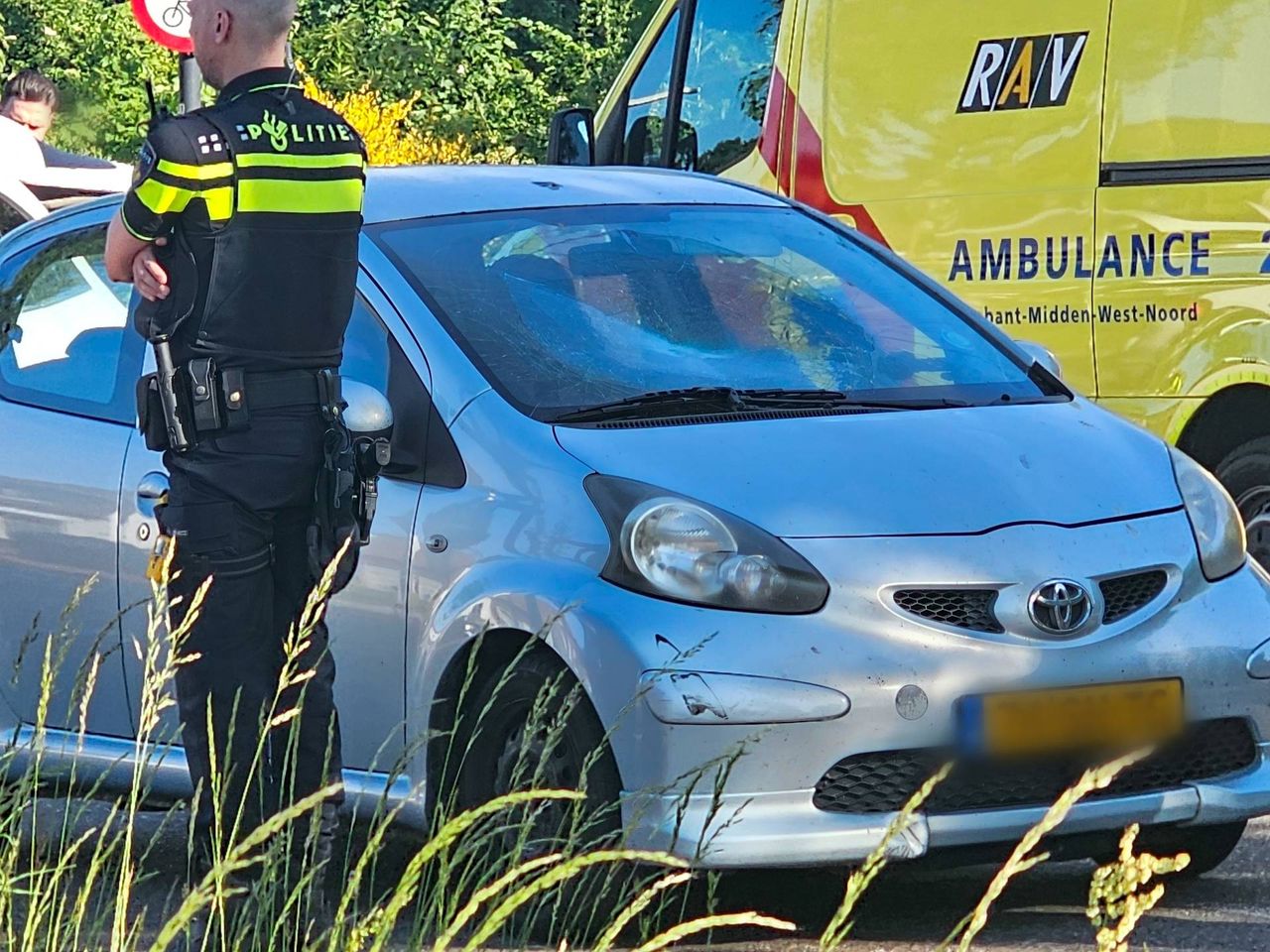 De beschadigde auto (foto: Addy Smits/Persbureau Heitink).