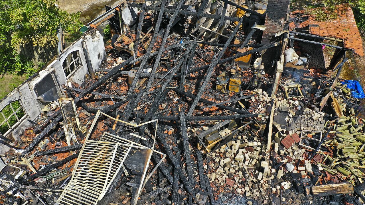 Van de schuur is niets meer over (foto: Rico Vogels/SQ Vision).