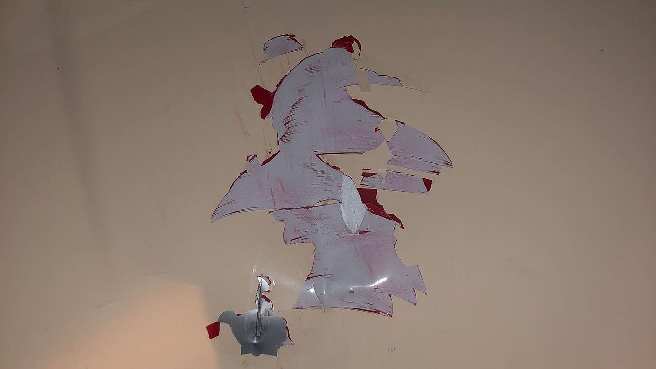 De lak van Noëmi's auto is zwaarbeschadigd.