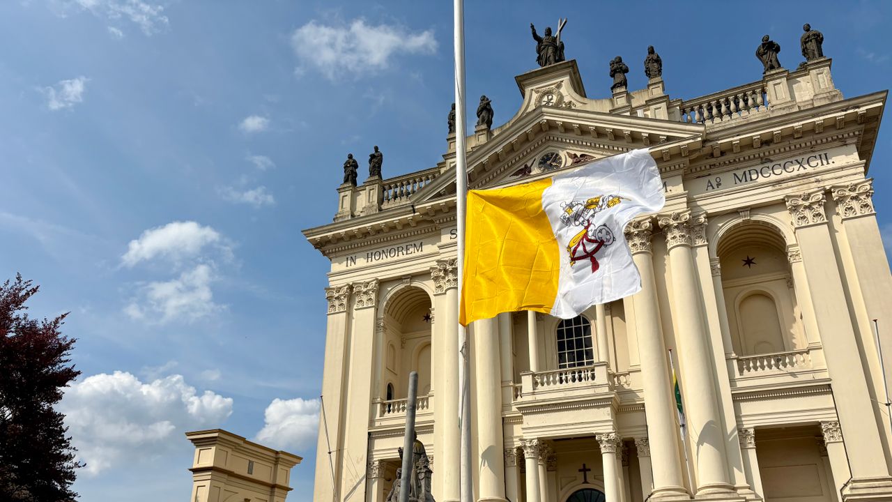 De Vaticaanse vlag halfstok voor de basiliek in Oudenbosch (foto: Erik Peeters)