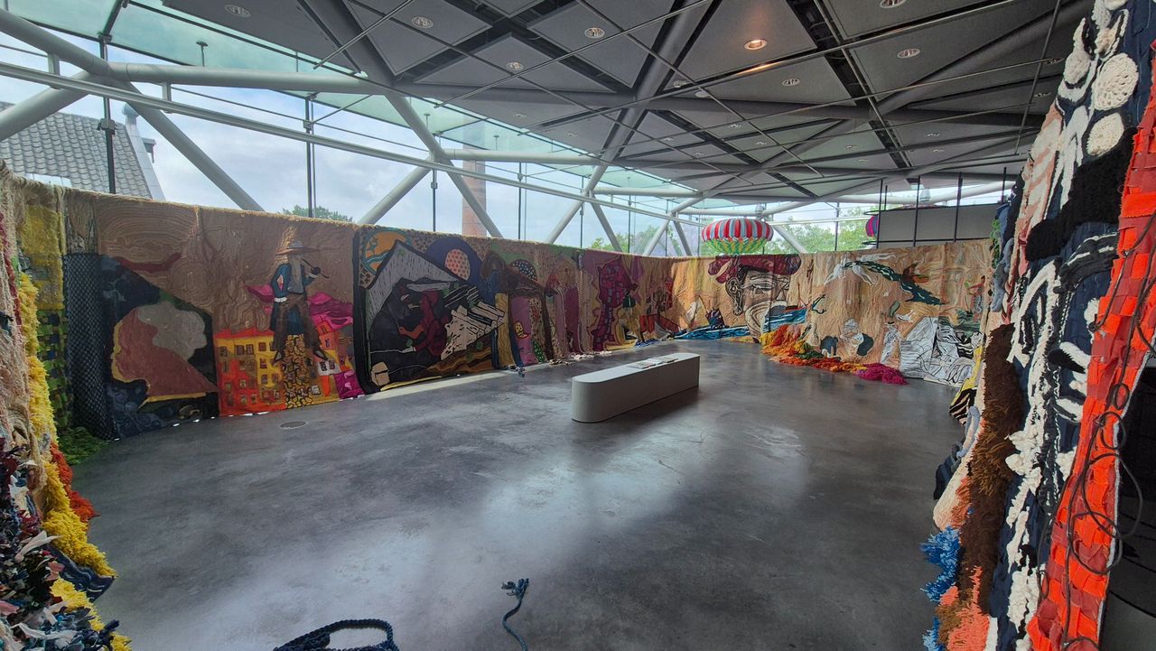 Het gigantische wandkleed van 'Draden van ons Nederlandse Slavernijverleden' (foto: Collin Beijk).