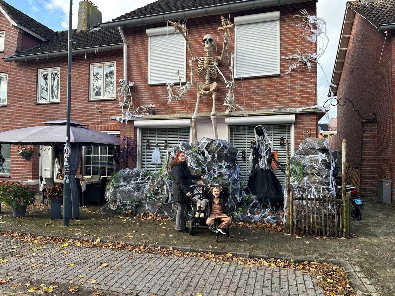 Het versierde huis van Esmeralda Melgert in de Ahornstraat in Breda (Foto: Omroep Brabant).