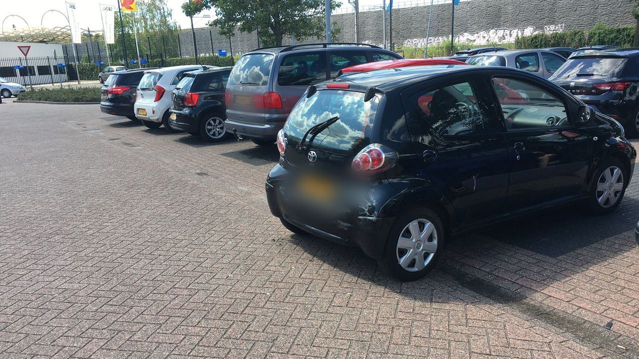 De wagen (rechts) van de Bossche die werd aangereden (foto: Omroep Brabant).