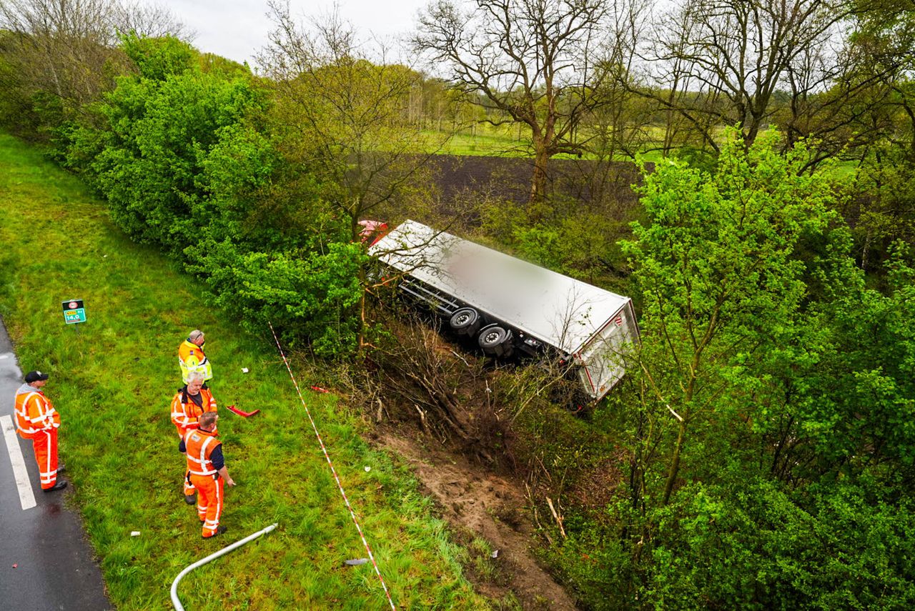 De vrachtwagen is van de weg geraakt en heeft meerdere bomen uit de grond gereden (foto: Dave Hendriks/Persbureau Heitink).