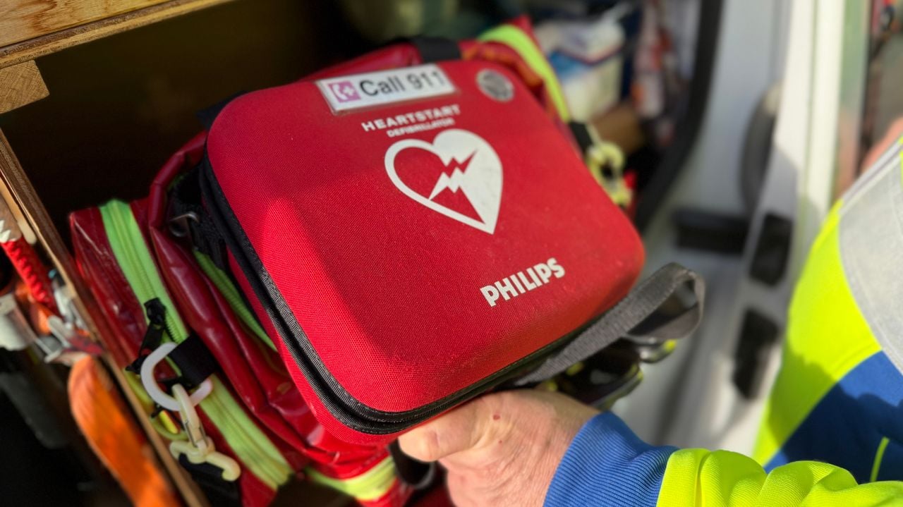 De AED in de auto van Peter van Gaal (foto: Erik Peeters)