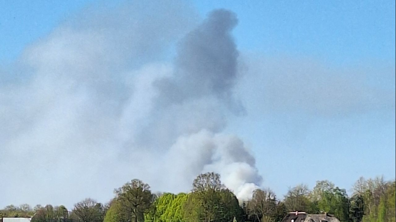 De rookwolken trekken over Drunen (foto: De Wit).