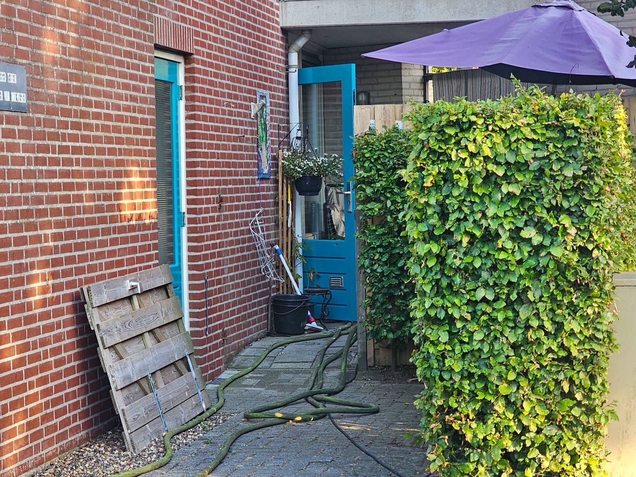 Nadat de oven naar buiten was gebracht, werd de woning geventileerd (foto: Addy Smits/Persbureau Heitink).