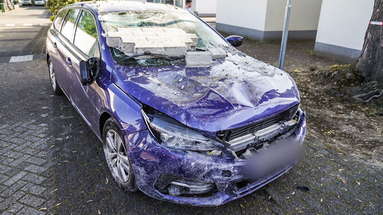Ook het voertuig heeft flinke schade (foto: Sem van Rijssel/SQ Vision).