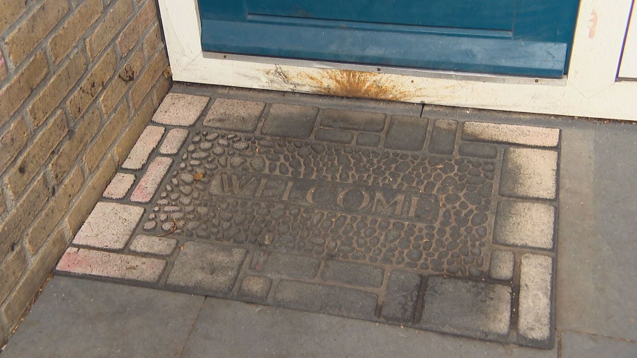 De sporen van de vuurwerkbom zijn goed te zien.