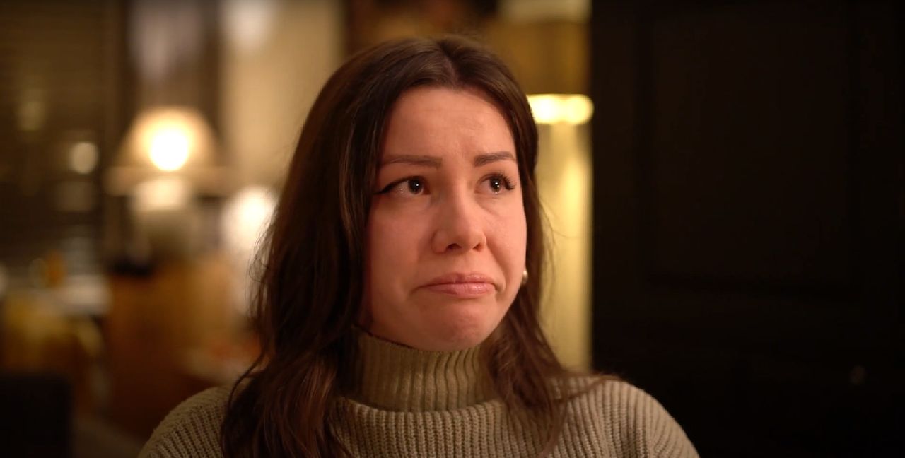 Elena barst in snikken uit, als ze vertelt over de periode waarin haar vader ziek ongeneeslijk ziek werd (foto: screenshot uit ‘Onder de donkere wolk’).