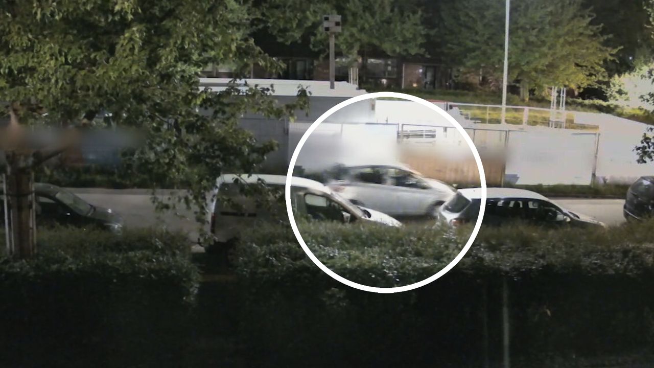 De lichtgekleurde auto die bij de aanslagen was betrokken (foto: Bureau Brabant).