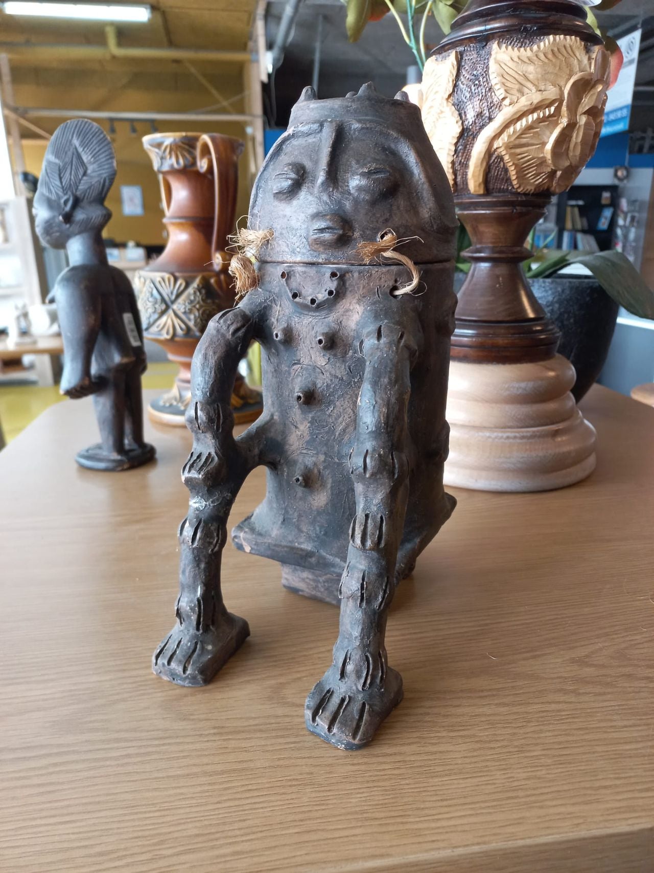 De bijzondere grafurn bij kringloopwinkel Karoesell XL.