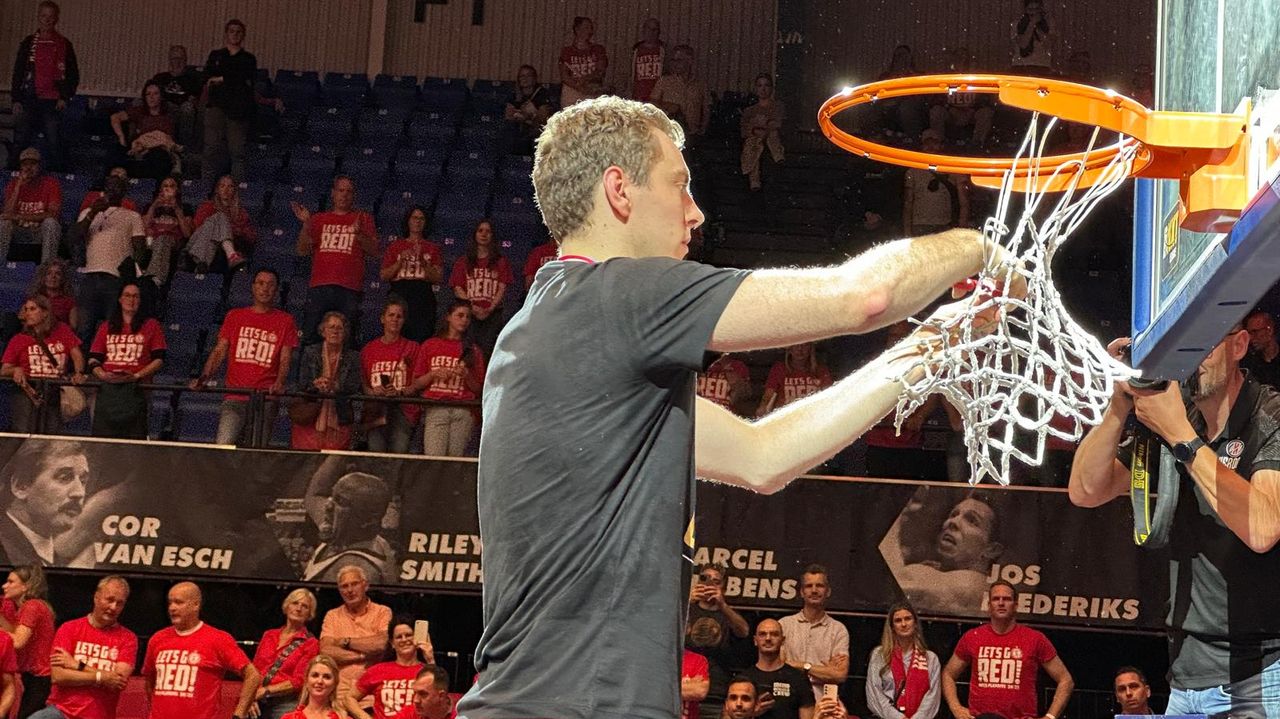 Helmonder Luuk van Bree, en ex-Leiden-speler, mag het net afknippen (foto: Leon Voskamp).