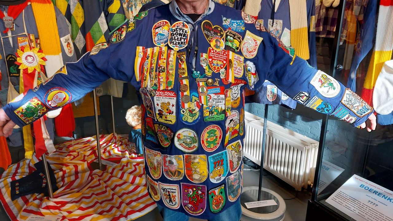 De boerenkiel van Willem zit helemaal vol met emblemen (foto: Tom Berkers).