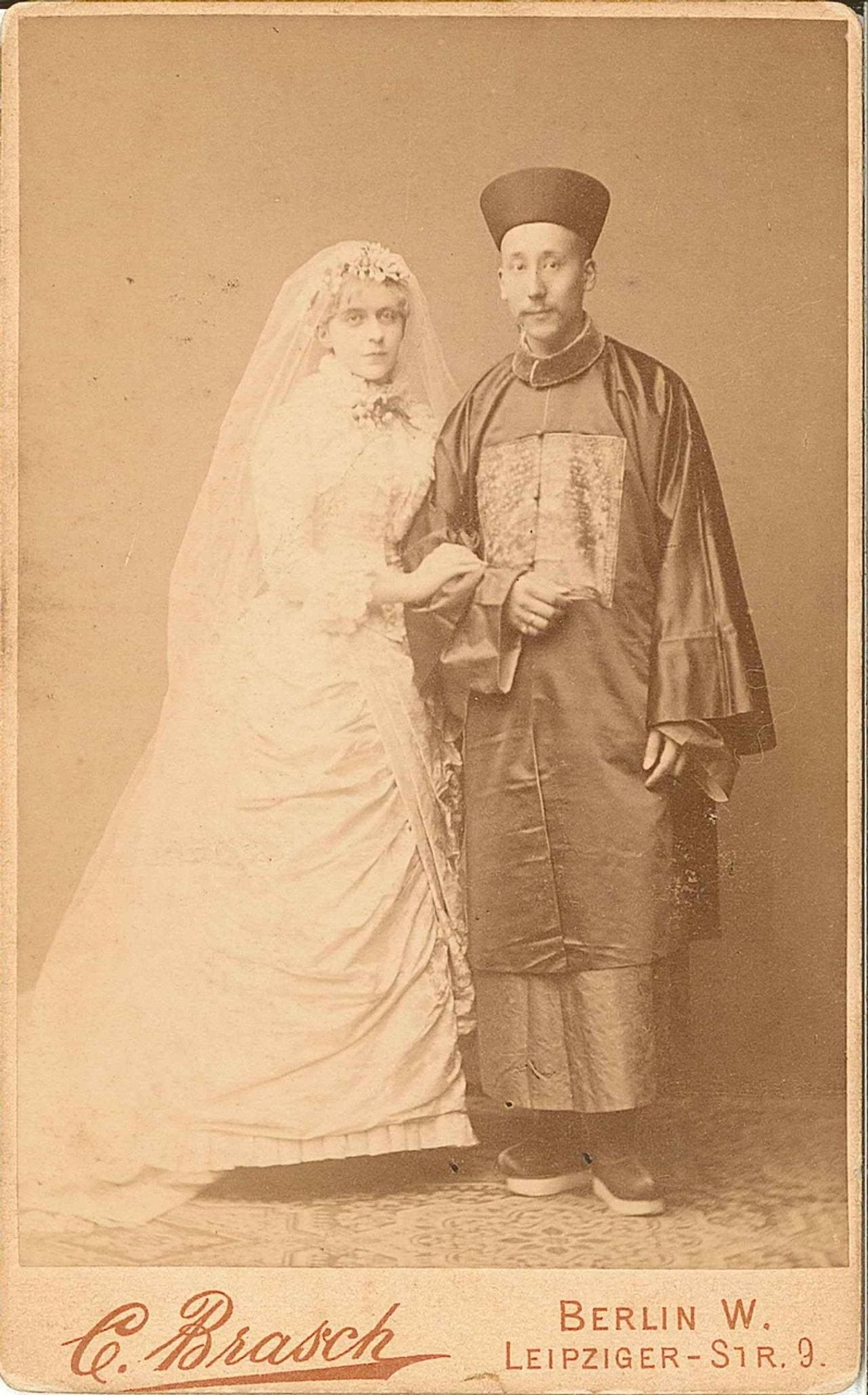 Trouwfoto van Mia Cuypers en Frederic George Taen Err Toung (foto: familie Cuypers).
