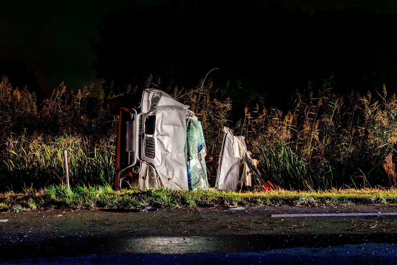 Van de auto bleef na de crash weinig over (foto: Jurgen Versteeg/SQ Vision).