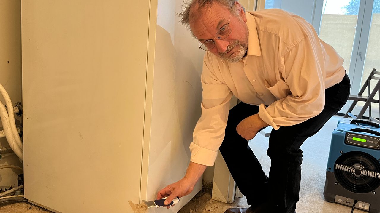 Rüdiger Meyer ontdekte samen met zijn zoon dat de vloer nat was door een lekkage (foto: Jan Waalen).