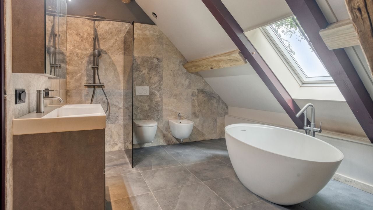 De badkamer (foto: Van Helvoort Makelaardij).