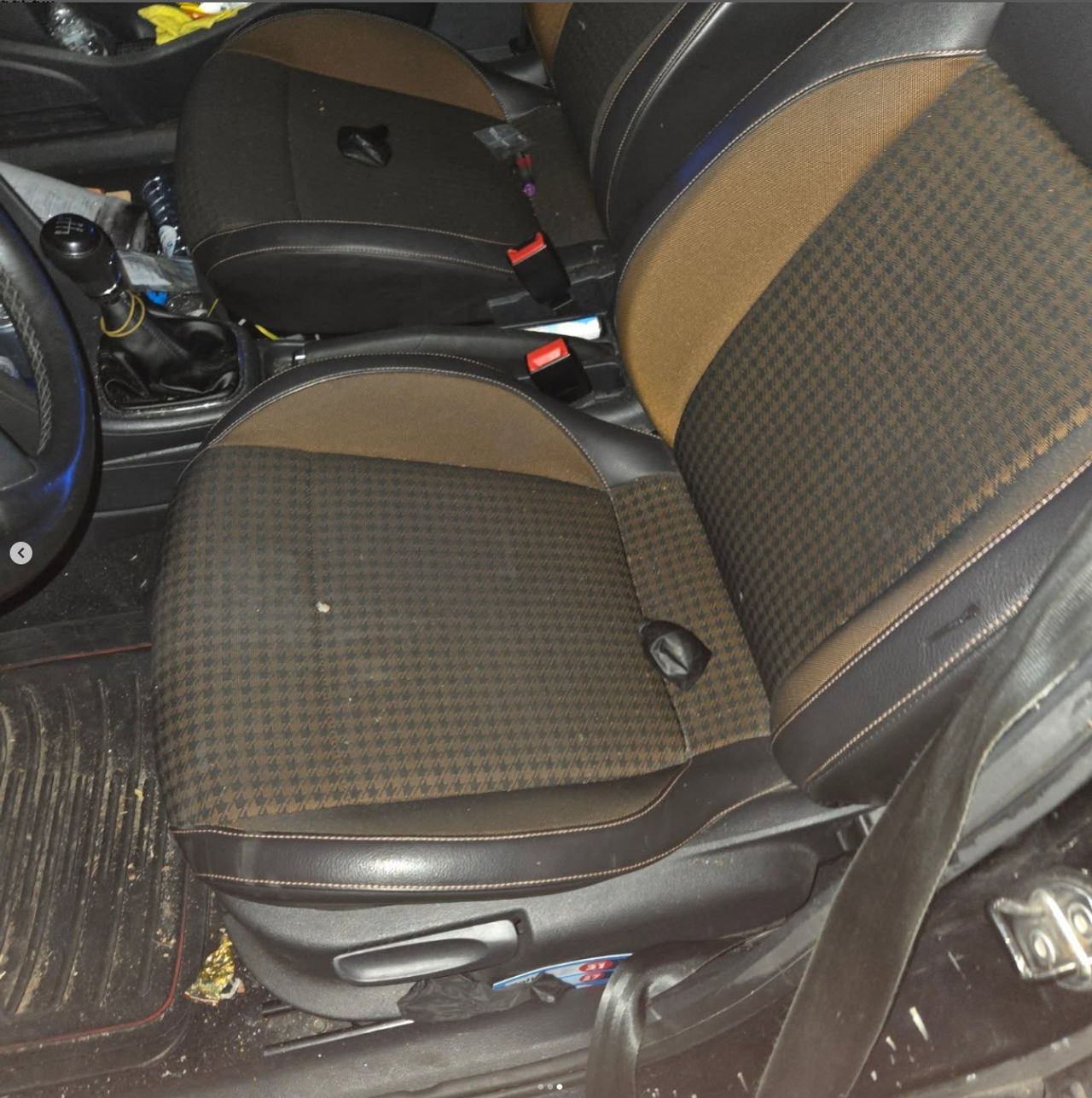 In de auto lagen ballonnen (foto: Politie_someren/Instagram).