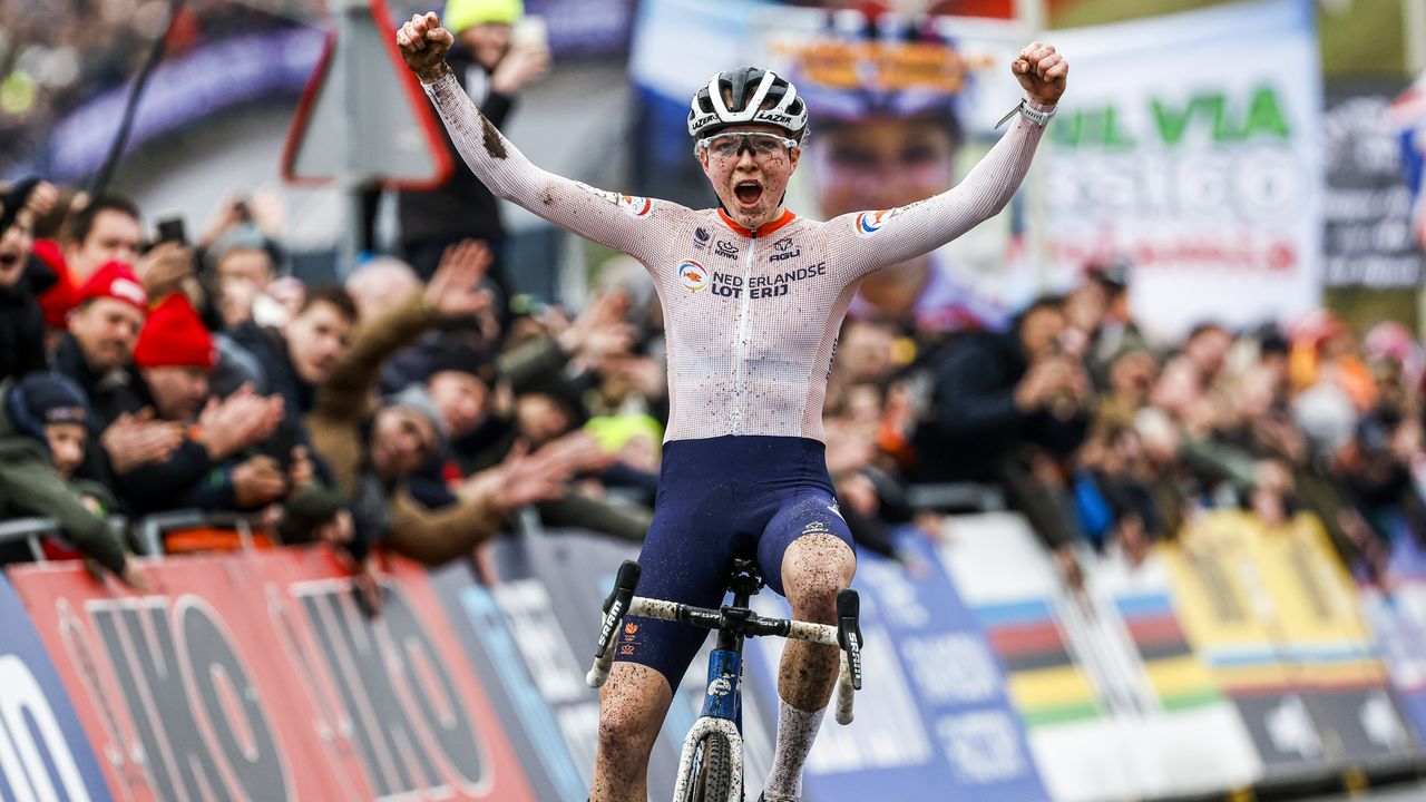 Fem van Empel (20) komt juichend over de finish (ANP/Bas Czerwinski).