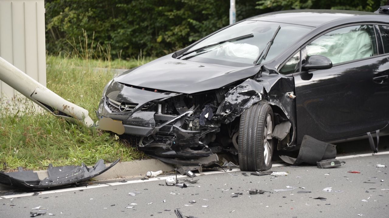 Een van de auto's raakte ook een lantaarnpaal (Foto: Perry Roovers/SQ Vision). 