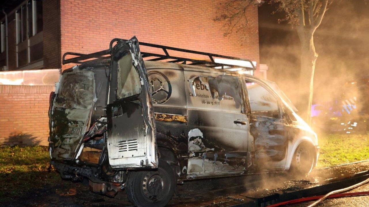 Bestelbus door brand verwoest (foto: Bart Meesters/SQ Vision).