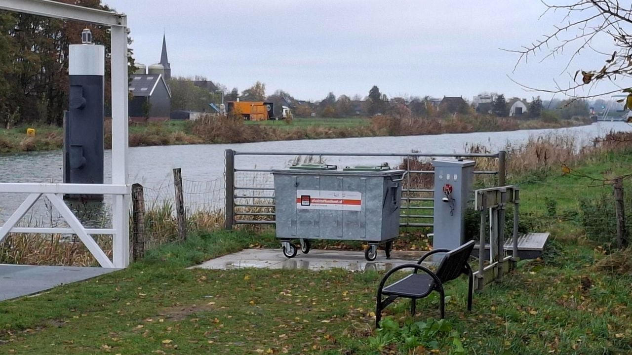 Het Burgemeester Delenkanaal waar de politie aan het zoeken is (foto: Leon Voskamp).