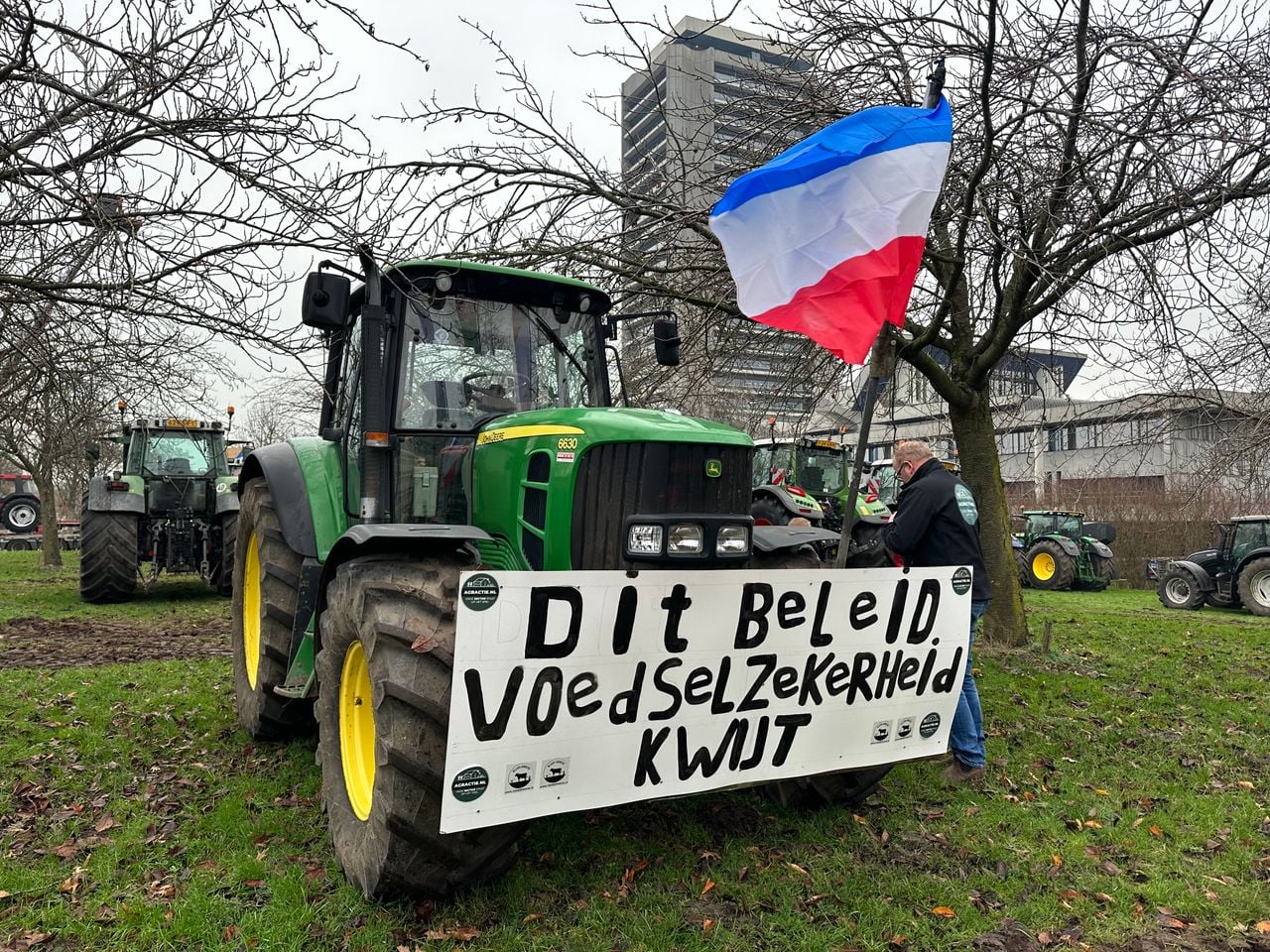 Boeren protesteren vrijdag bij het provinciehuis in Den Bosch tegen de nieuwe landbouwplannen (foto: Omroep Brabant).