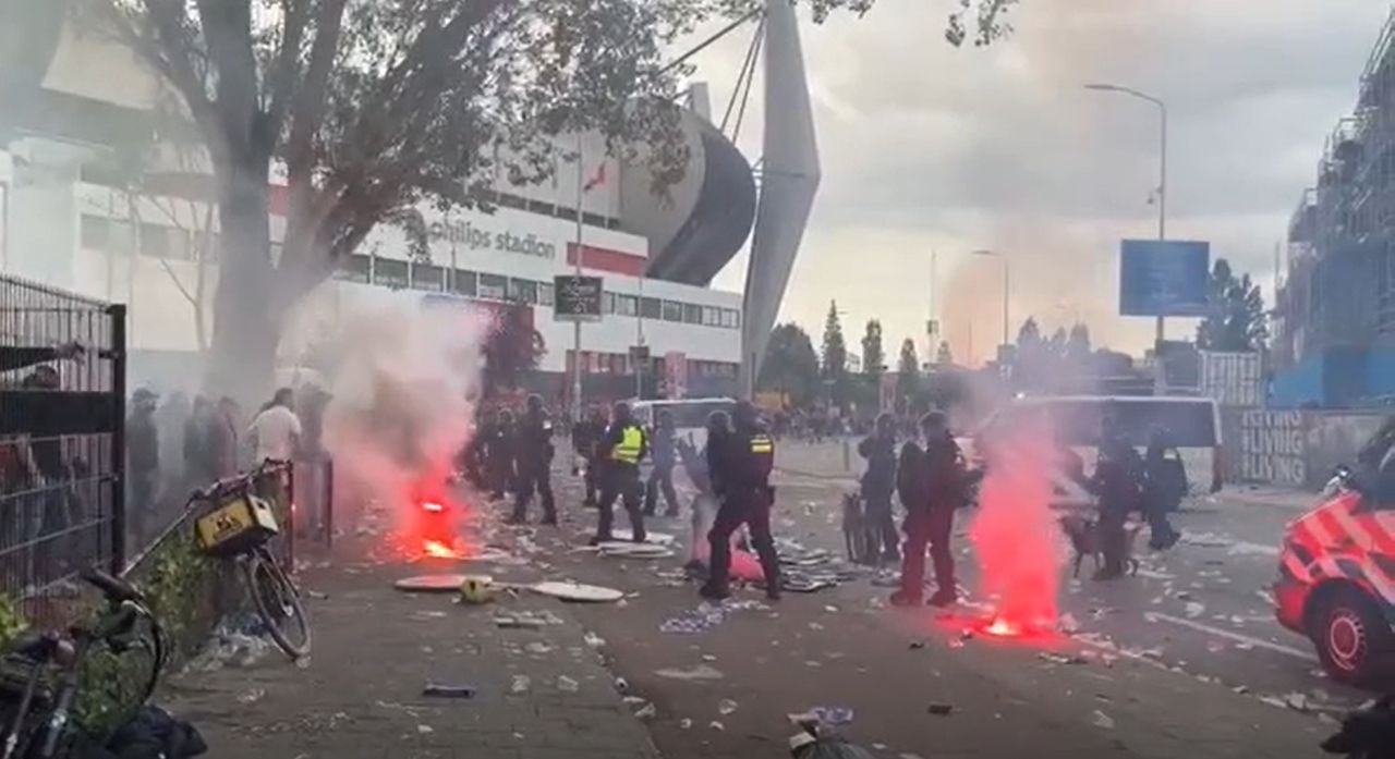 Er werd met vuurwerk gegooid (foto: Omroep Brabant).