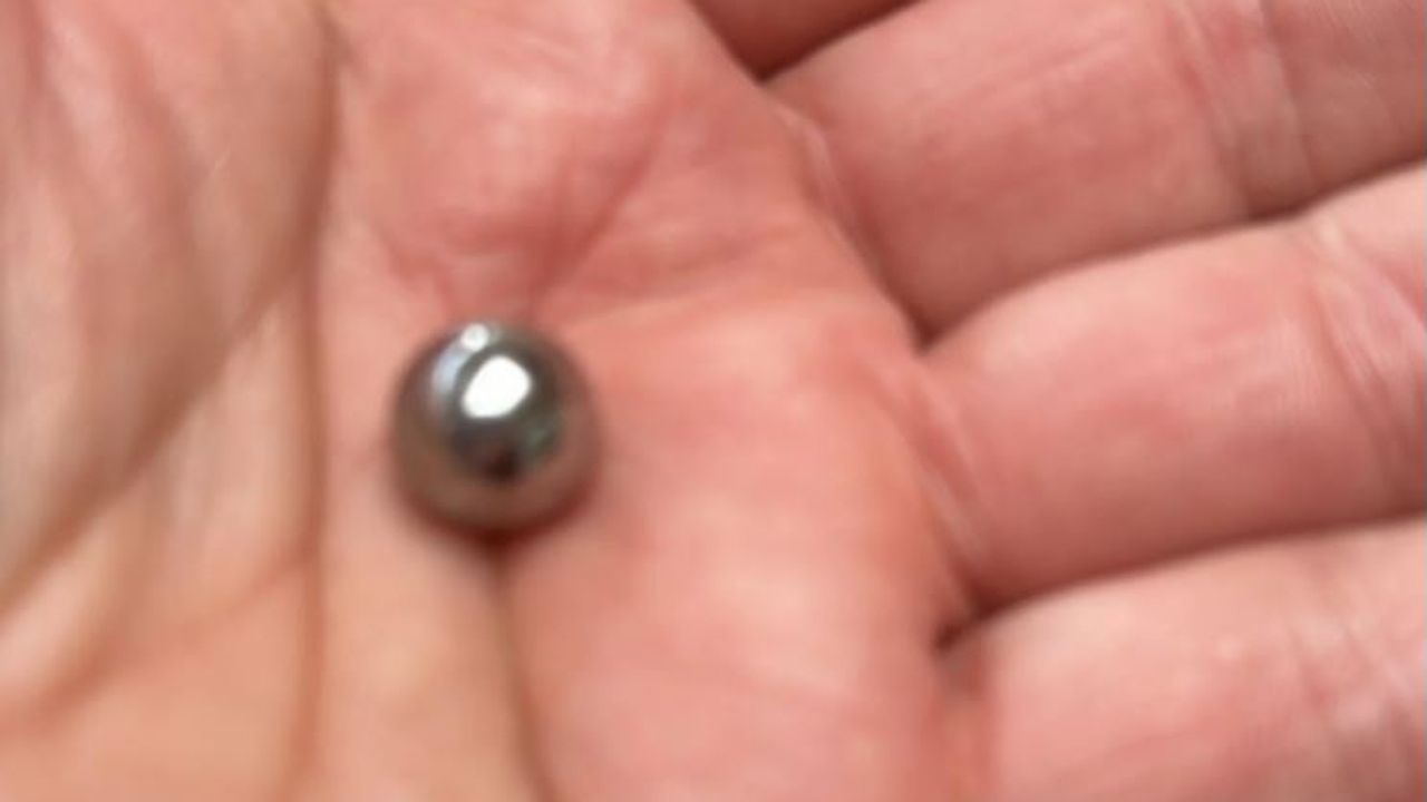 Een van de gevonden balletjes (foto: politie Deurne Instagram).