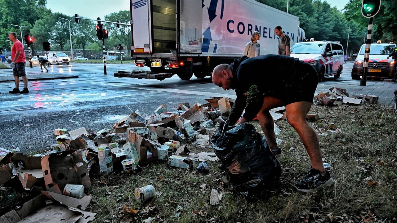 Boodschappen vielen uit de laadbak van de vrachtwagen (foto: Persbureau Heitink). 