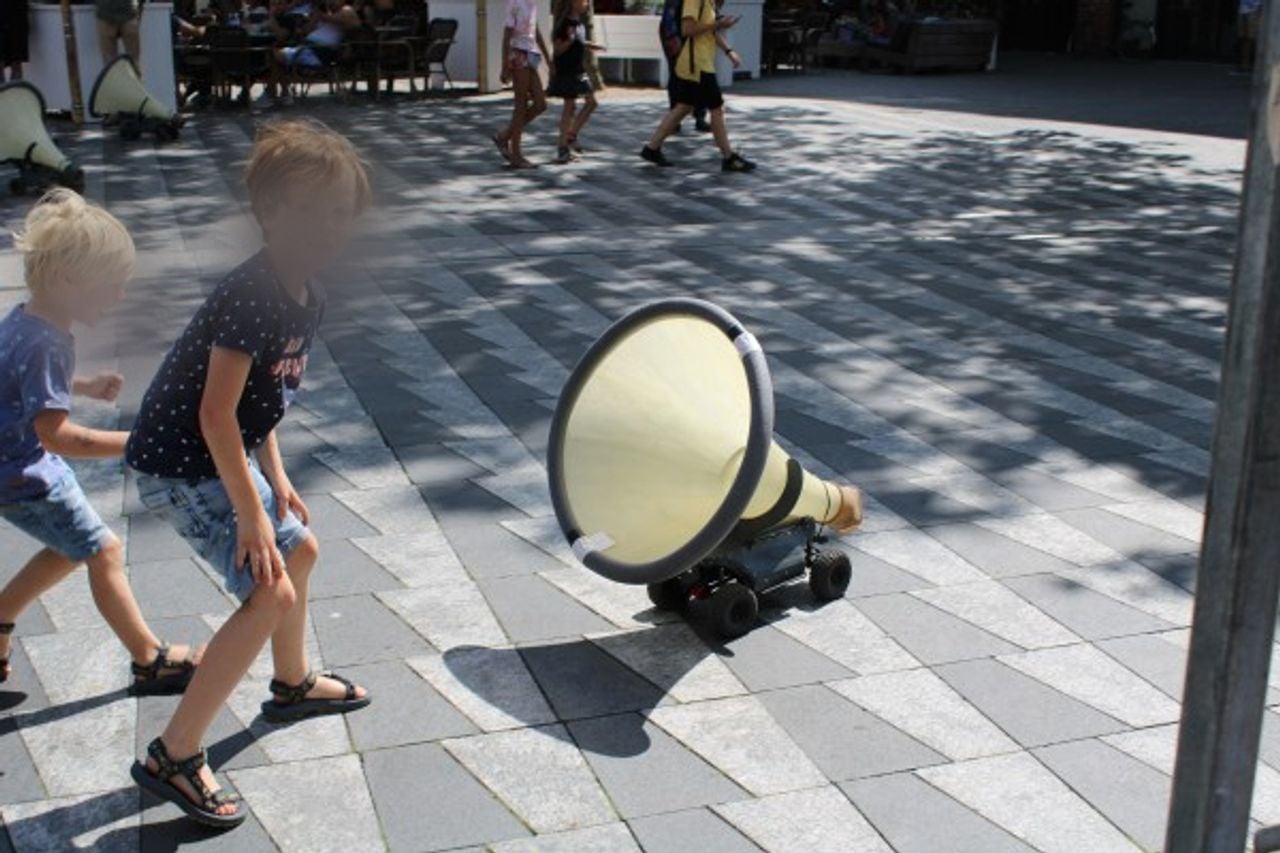 Robotluidsprekers rijden door de stad. Foto: Malini Witlox.