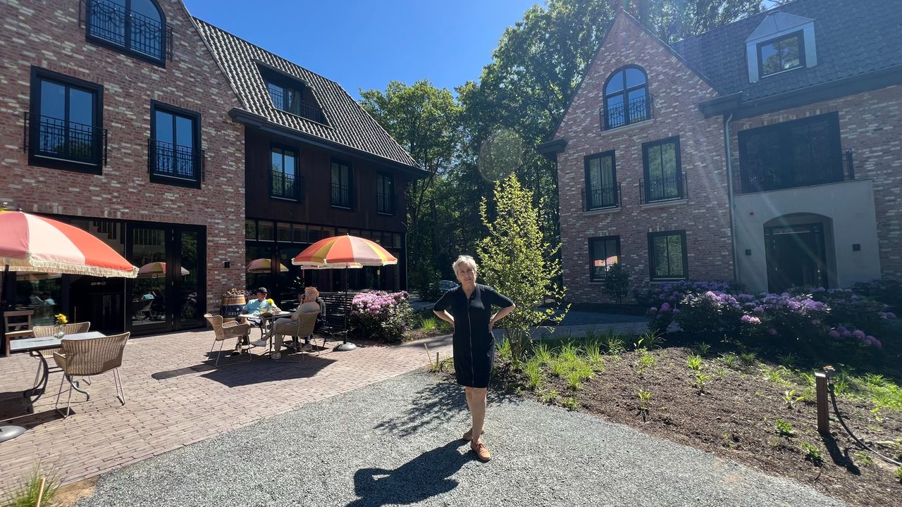 Karin Bruers bij haar gloednieuwe hotel in Oisterwijk (foto: Megan Hanegraaf).