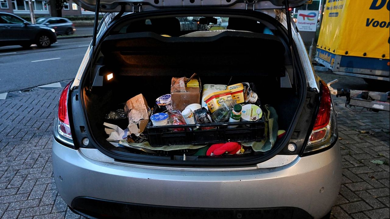 Auto's werden volgeladen met boodschappen (foto: Persbureau Heitink). 