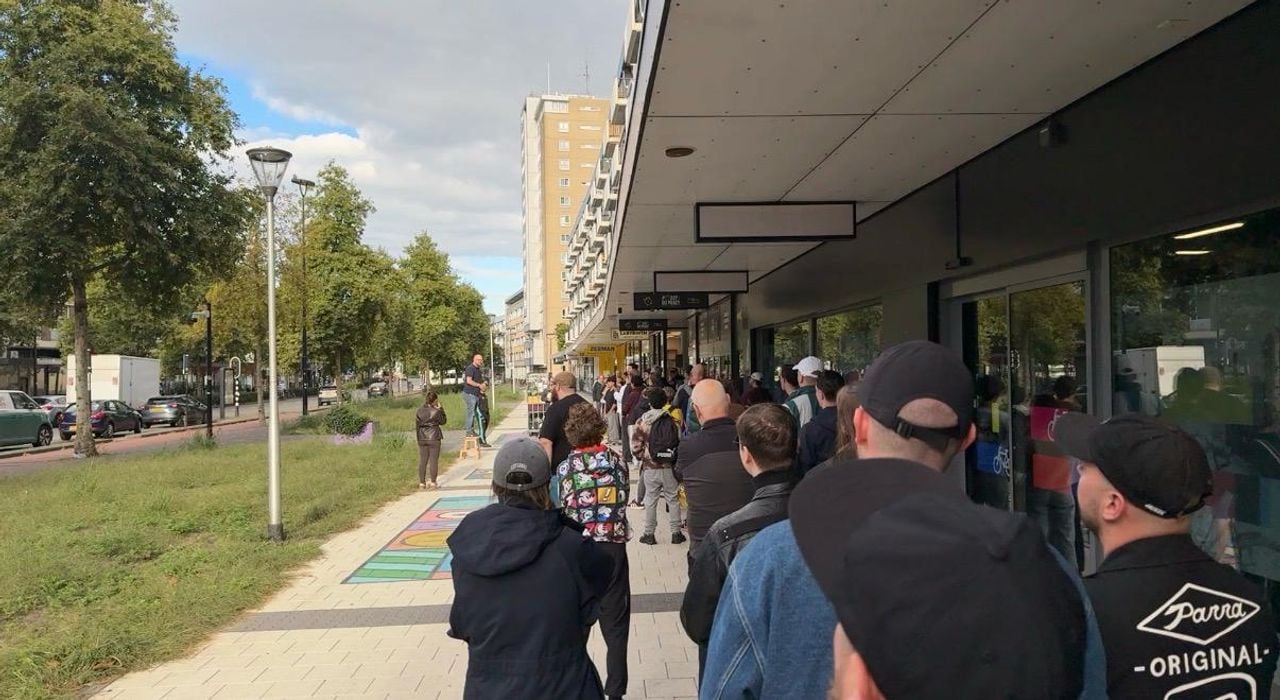 Een flinke rij voor deze spellenwinkel in Tilburg (foto: Pieter Soethout)
