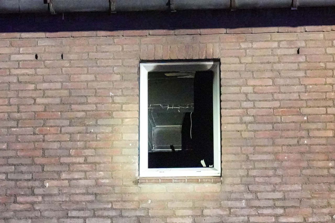 Het vuur woedde in de badkamer van het huis aan de Wethouder Ebbenlaan in Helmond (foto: Harrie Grijseels/SQ Vision).