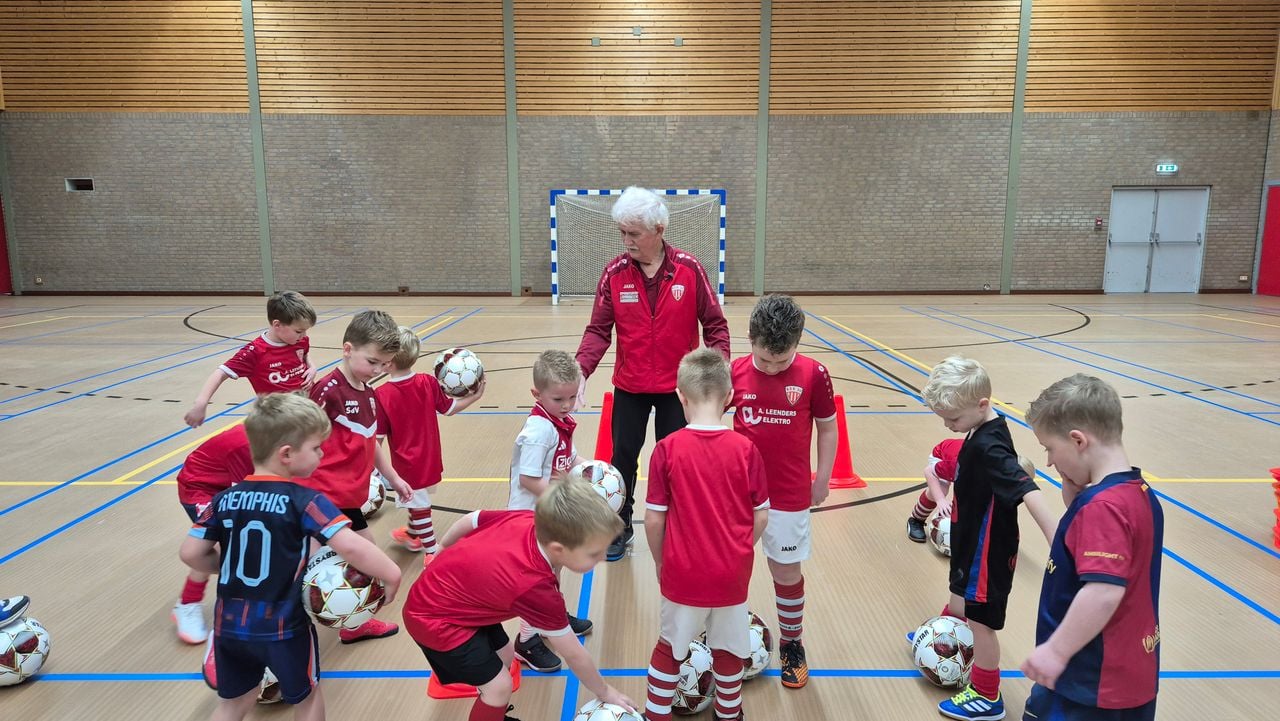 Paul Kweens tijdens een training aan de allerjongste voetballertjes (foto: Omroep Brabant/Collin Beijk).