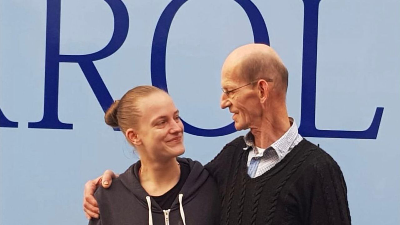 Katja Krol en haar vader Ad Krol voor de viskraam (foto: privé).