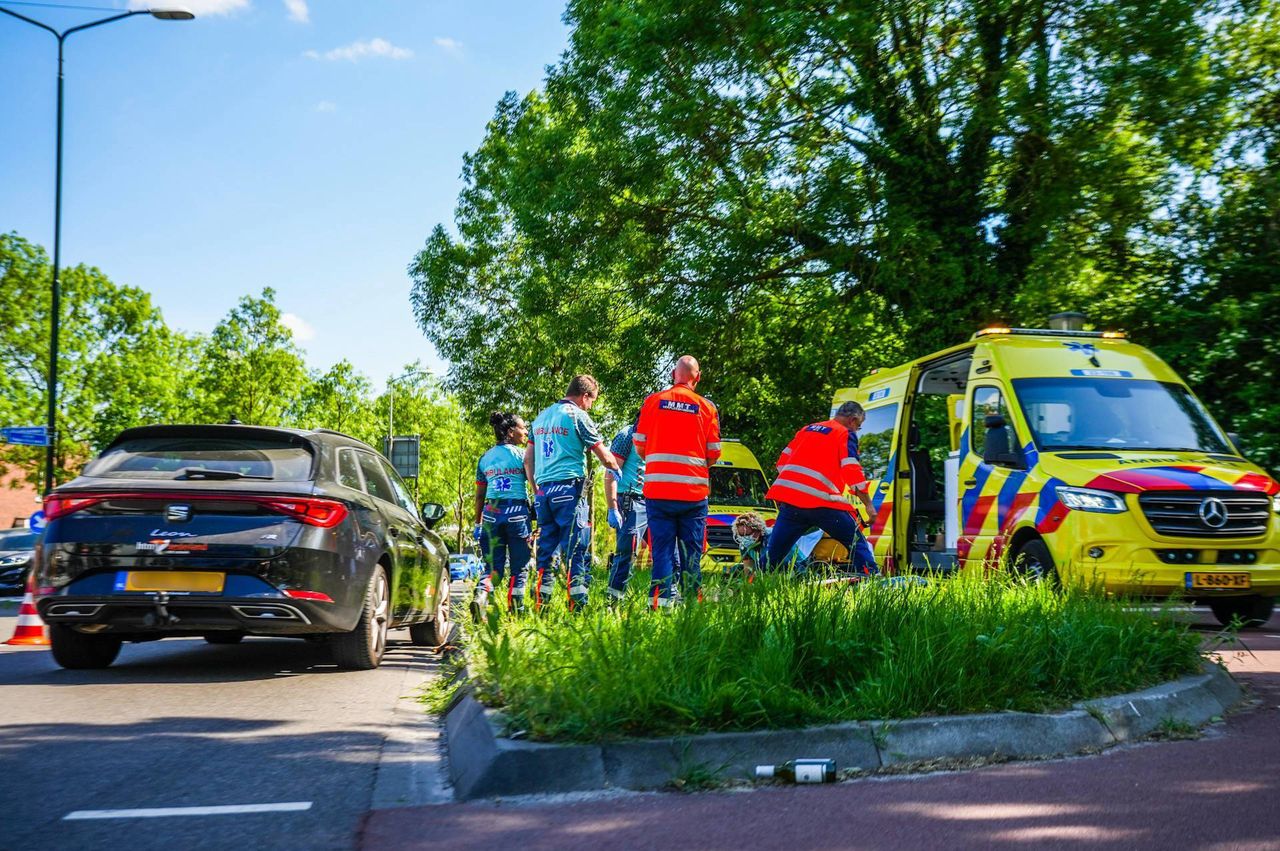 Ambulancepersoneel buigt zich over het slachtoffer (foto: Persbureau Heitink).