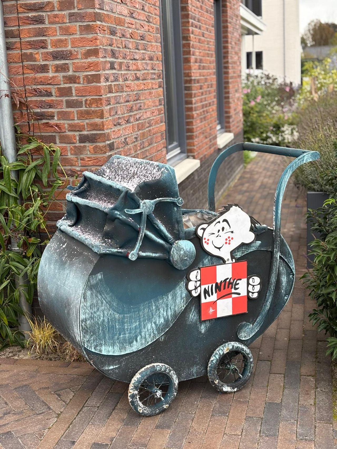 De kinderwagen die in de tuin van Rens en Carlyn stond (foto: eigen beeld).