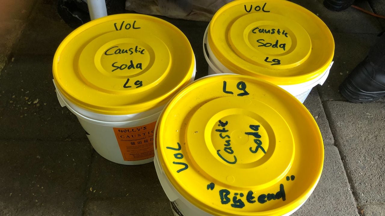 Grondstoffen in een meth-lab in Oud-Gastel in 2023 (foto: Willem-Jan Joachems)