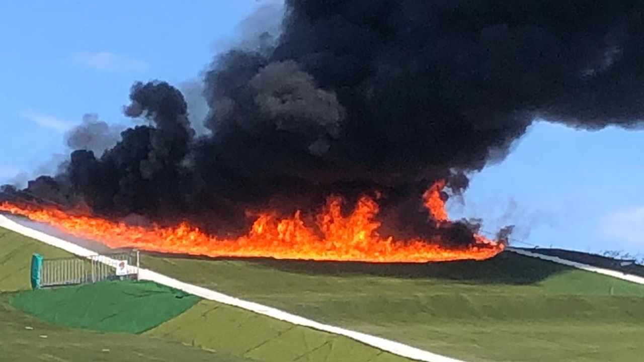 Bij de brand kwam veel rook vrij.