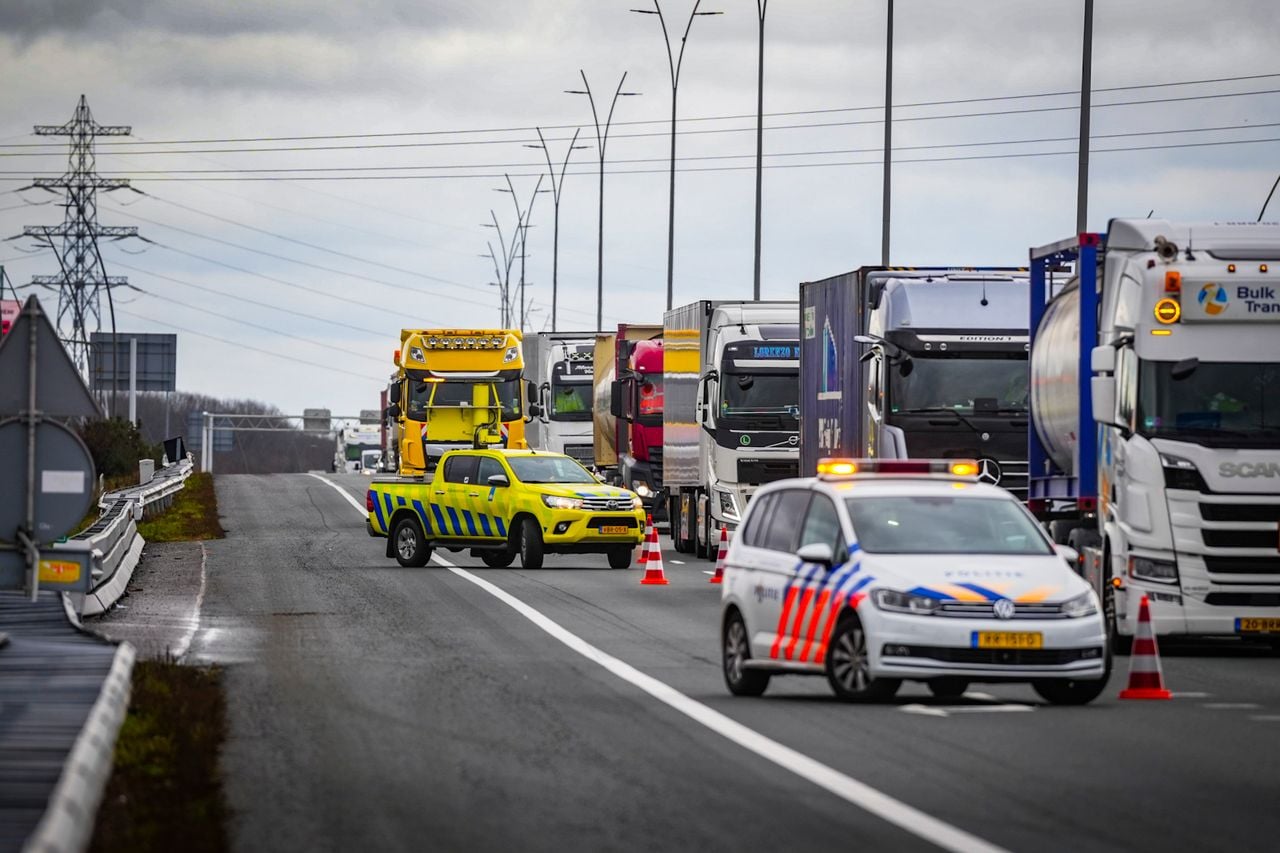 De weg werd afgesloten ter hoogte van de High Tech Campus in Eindhoven (foto: SQ Vision).