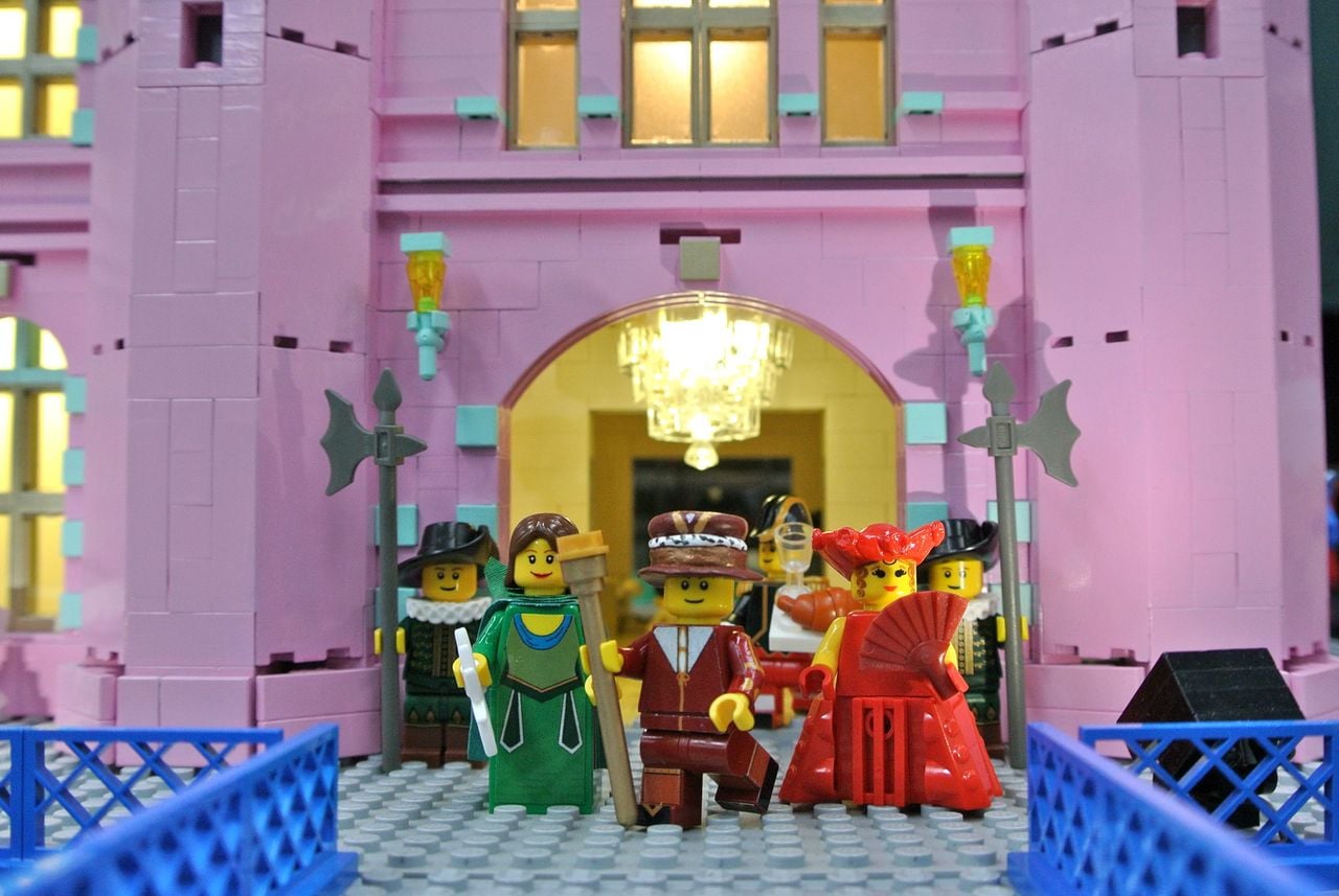 Paul ontwerpt de outfits van de poppetjes vaak zelf. (foto: Paul Toxopeus).