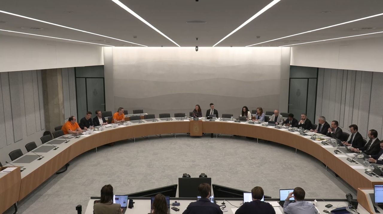 Gesprek over Moerdijk met leden van Tweede Kamer (foto: Debat Direct/Tweede Kamer). 