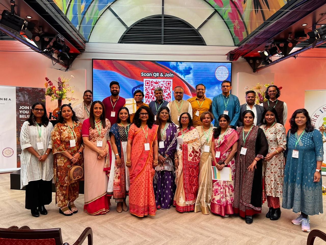 Chaitali Sengupta uit Eindhoven tijdens een bijeenkomst (onderste rij, zesde van rechts). 